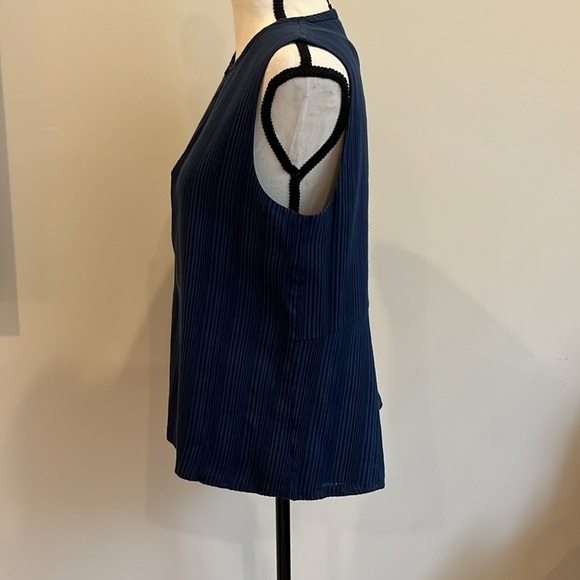 Theory Navy Sleeveless Blouse Size Medium - Picture 3 of 9